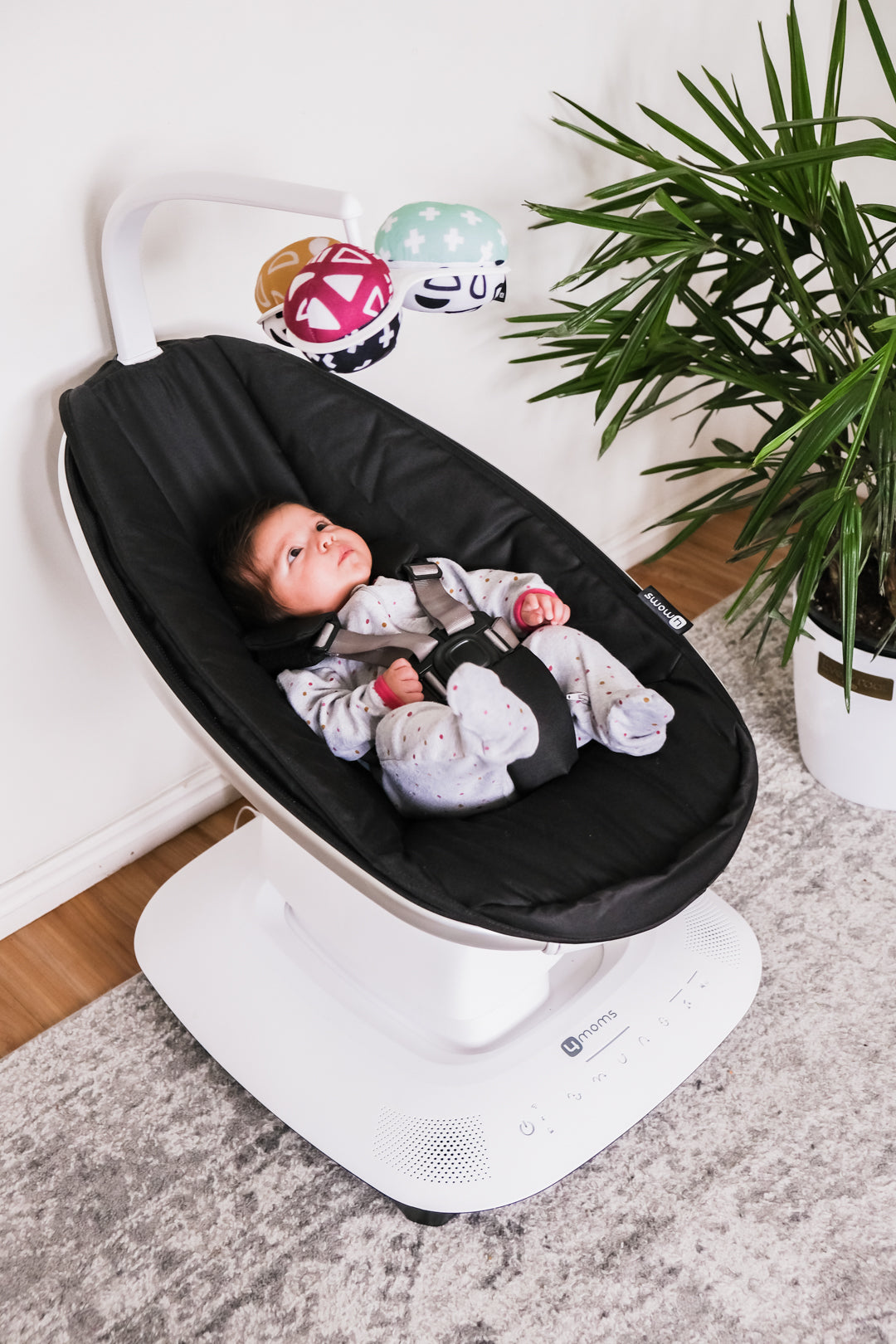 4moms mamaRoo 5 Bewegt sich wie du. Jetzt mit Sprachsteuerung. 4moms shop